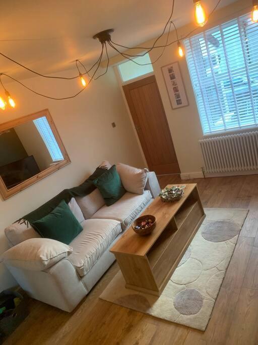 Quaint 1 Bedroom Cottage In Pudsey, Leeds Exterior foto